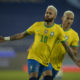 Com a camisa amarela da seleção, Neymar e Richarlison comemoram o gol do Brasil