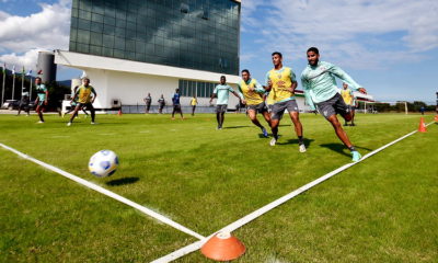 De uniforme de treino, jogadores fazem trabalho físico