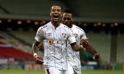 De camisa branca, Caio Paulista abre a boca para gritar após fazer o gol contra o Fortaleza