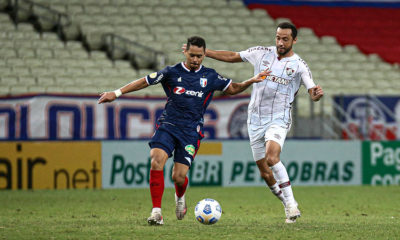 Nenê e Yago Pikachu disputam bola durante a partida