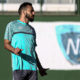 De camisa verde, Yago Felipe no treino do Fluminense