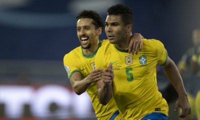 Com a camisa amarelinha, Casemiro e Marquinhos comemoram abraçados o gol do Brasil