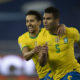 Com a camisa amarelinha, Casemiro e Marquinhos comemoram abraçados o gol do Brasil
