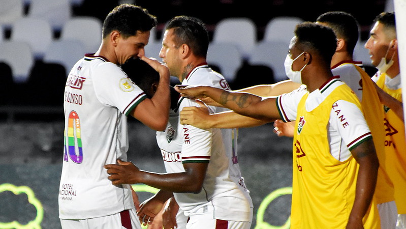 Cazares comemorando gol pelo Fluminense