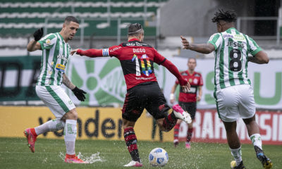Diego em ação pelo Flamengo contra o Juventude