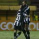 Chay abraçando Ronald em jogo do Botafogo pela Série B