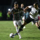 Lucca encara jogador do Ceará em jogo pela Série A