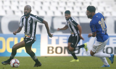 Chay em ação pelo Botafogo contra o Cruzeiro pela Série B