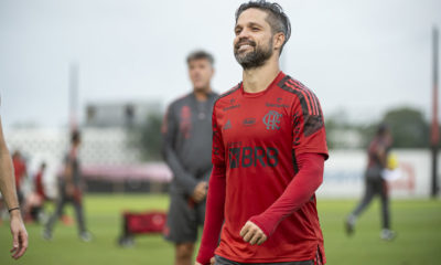 Diego Ribas sorri no treino do Flamengo