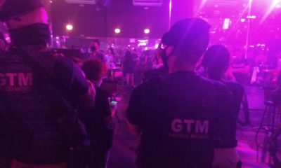 Na imagem, agentes da SEOP interditando festa com 300 pessoas em boate na Barra da Tijuca