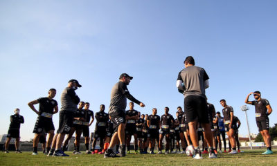 Enderson Moreira orienta os jogadores no treino do Botafogo