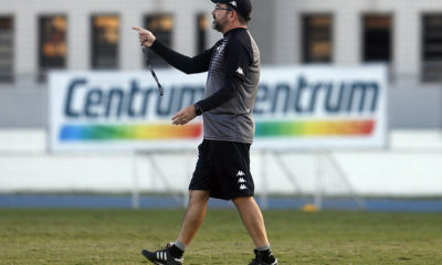 Enderson Moreira orientando o treinamento do Botafogo