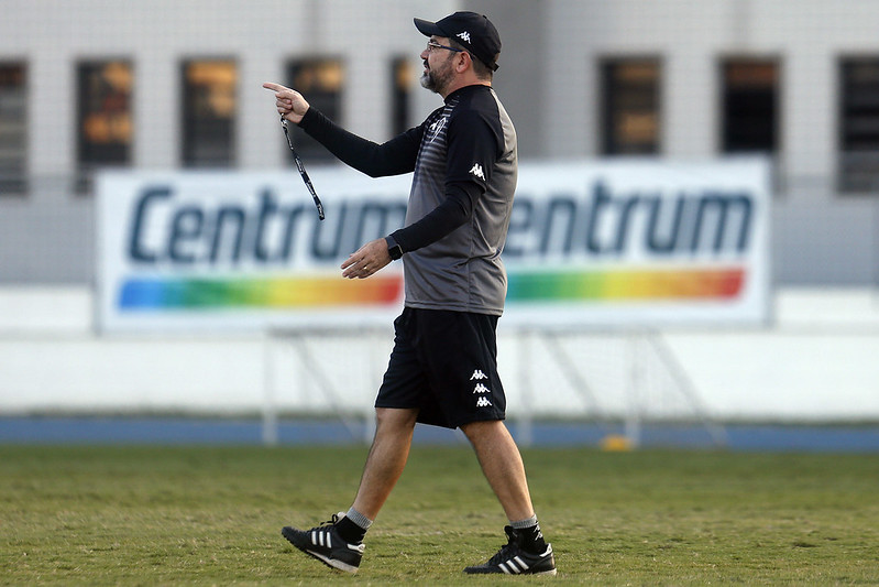 Enderson Moreira orientando o treinamento do Botafogo