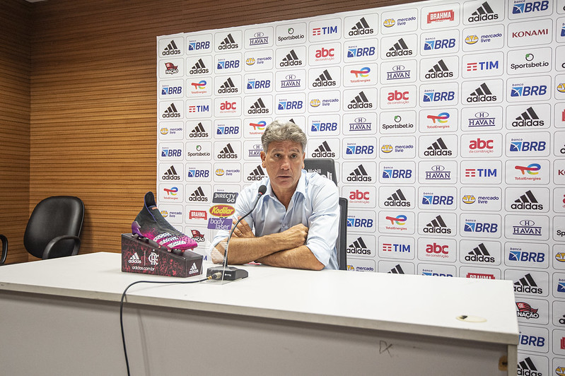 Renato Gaúcho concede entrevista coletiva