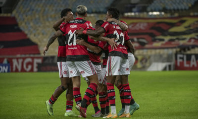 Jogadores do Flamengo comemoram gol sobre o São Paulo