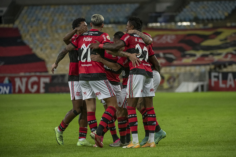 Jogadores do Flamengo comemoram gol sobre o São Paulo