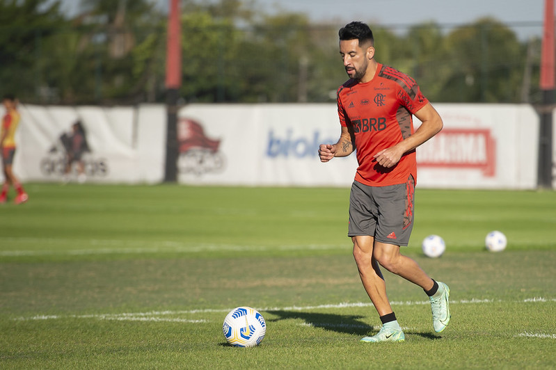 Isla carrega a bola no treino