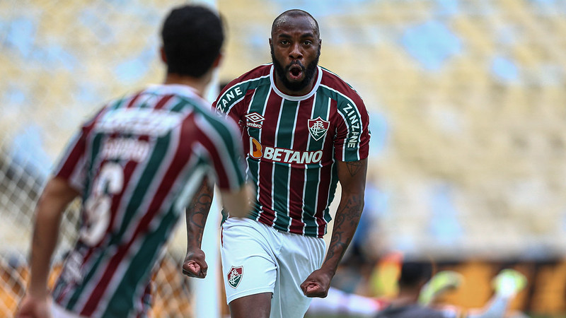Manoel sai para comemorar gol no Fluminense