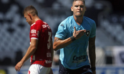 Rafael Navarro comemorando gol marcado contra o Vila Nova