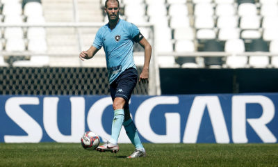 Zagueiro Joel Carli com a bola dominada após boa atuação pelo Botafogo diante do Vila Nova
