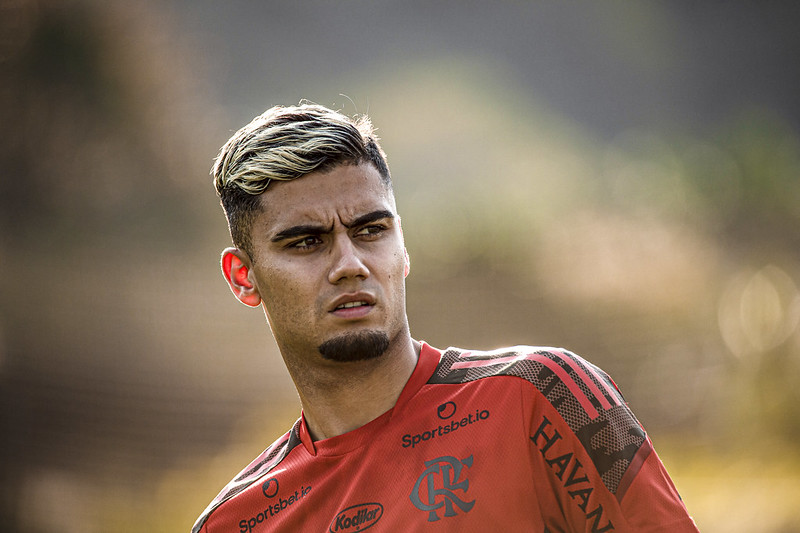 Andreas Pereira faz cara de surpresa no treino do Flamengo