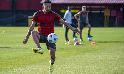 Isla domina a bola no treino