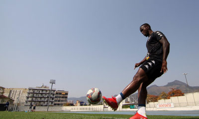 Jonathan Silva batendo escanteio em treinamento do Botafogo no Nilton Santos