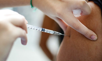 Imagem de uma pessoa sendo vacinada