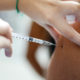 Imagem de uma pessoa sendo vacinada