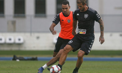 Rafael Moura sendo marcado por Gilvan em treino do Botafogo