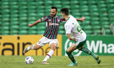 Yago Felipe em disputa com jogador do Juventude