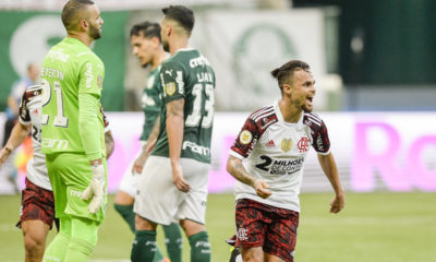 Michael comemora gol contra o Palmeiras