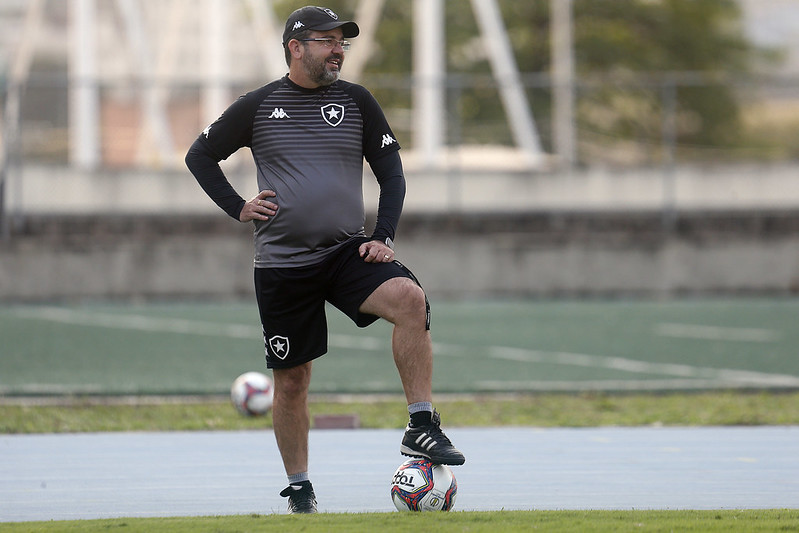 De boné e com a bola no pé esquerdo, Enderson Moreira comanda o treino do Botafogo