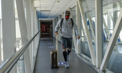 Gabigol chega ao Equador com o time do Flamengo