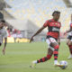 Flamengo vence por 3 a 0 o Athletico-PR e cola na liderança do Campeonato Brasileiro