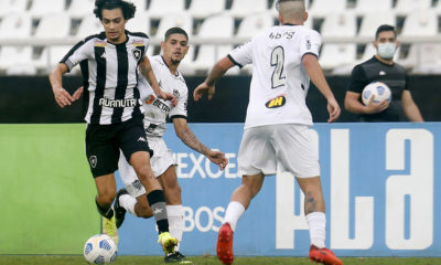 Atacante Matheus Nascimento tentando se livrar da marcação do Atlético-MG em jogo do Campeonato Brasileiro Sub-20
