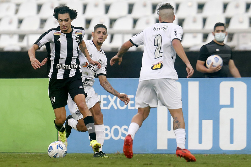 Atacante Matheus Nascimento tentando se livrar da marcação do Atlético-MG em jogo do Campeonato Brasileiro Sub-20