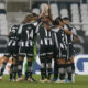 Jogadores do Botafogo fazendo corrente