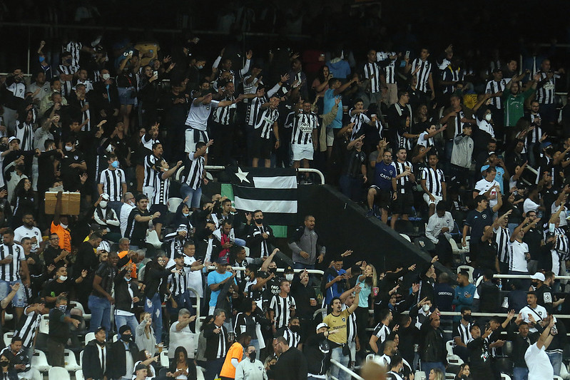 Torcida do Botafogo comemora vitória sobre o Brusque