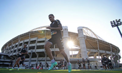 Elenco Alvinegro treinando estádio no Nilton Santos