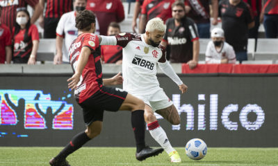Gabigol marcou duas vezes contra o Athletico-PR