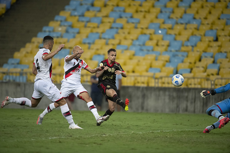 Michael faz dois gols e Flamengo vence o Atlético-GO por 2 a 0 pelo Campeonato Brasileiro