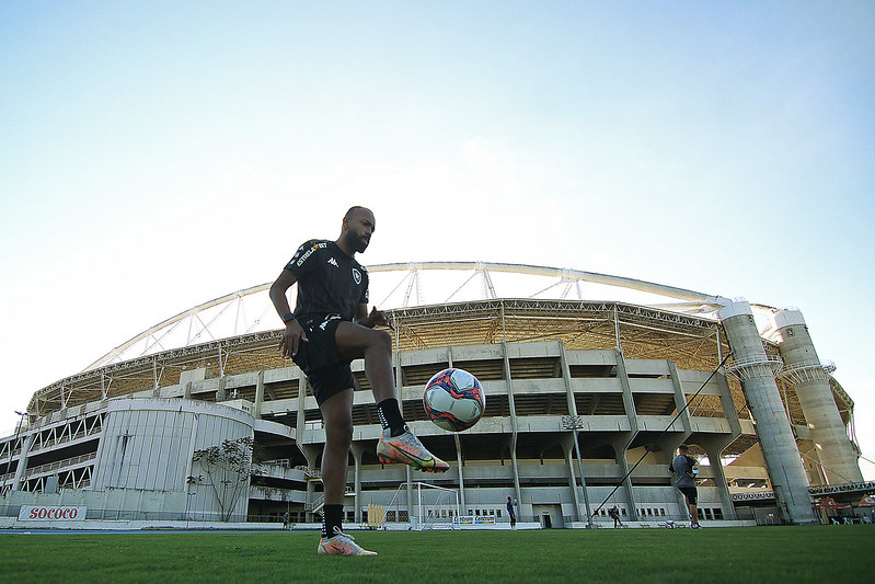 Chay faz transição no Botafogo e ainda recupera de trauma no tornozelo direito
