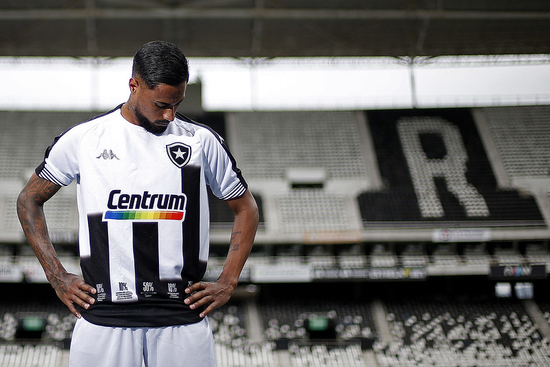 Diego Gonçalves vestindo a camisa lançada pelo Botafogo no combate ao Racismo