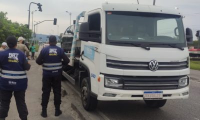 Imagem de uma ação da SEOP na pista exclusiva do BRT em Guaratiba