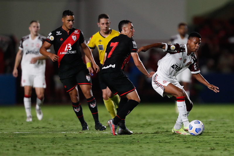 Com time de garotos, Flamengo perde por 2 a 0 para o Atlético-G0 pelo Campeonato Brasileiro