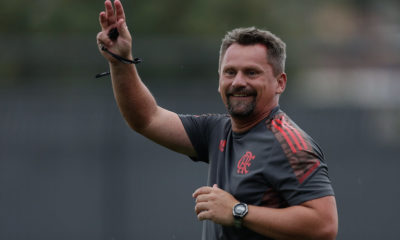 Com o apito na mão, técnico Fábio Matias comanda o último treino do Flamengo antes de estreia na Copinha