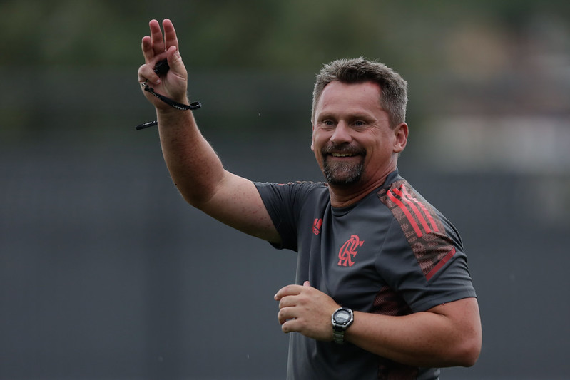 Com o apito na mão, técnico Fábio Matias comanda o último treino do Flamengo antes de estreia na Copinha