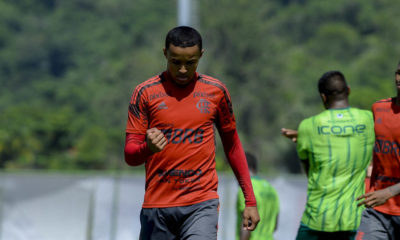 Lázaro em ação durante treino pelo Flamengo, no CT do Ninho do Urubu