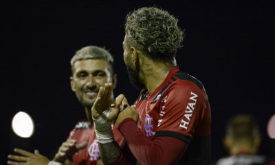 Arrascaeta e Gabigol comemoram gol do Flamengo
